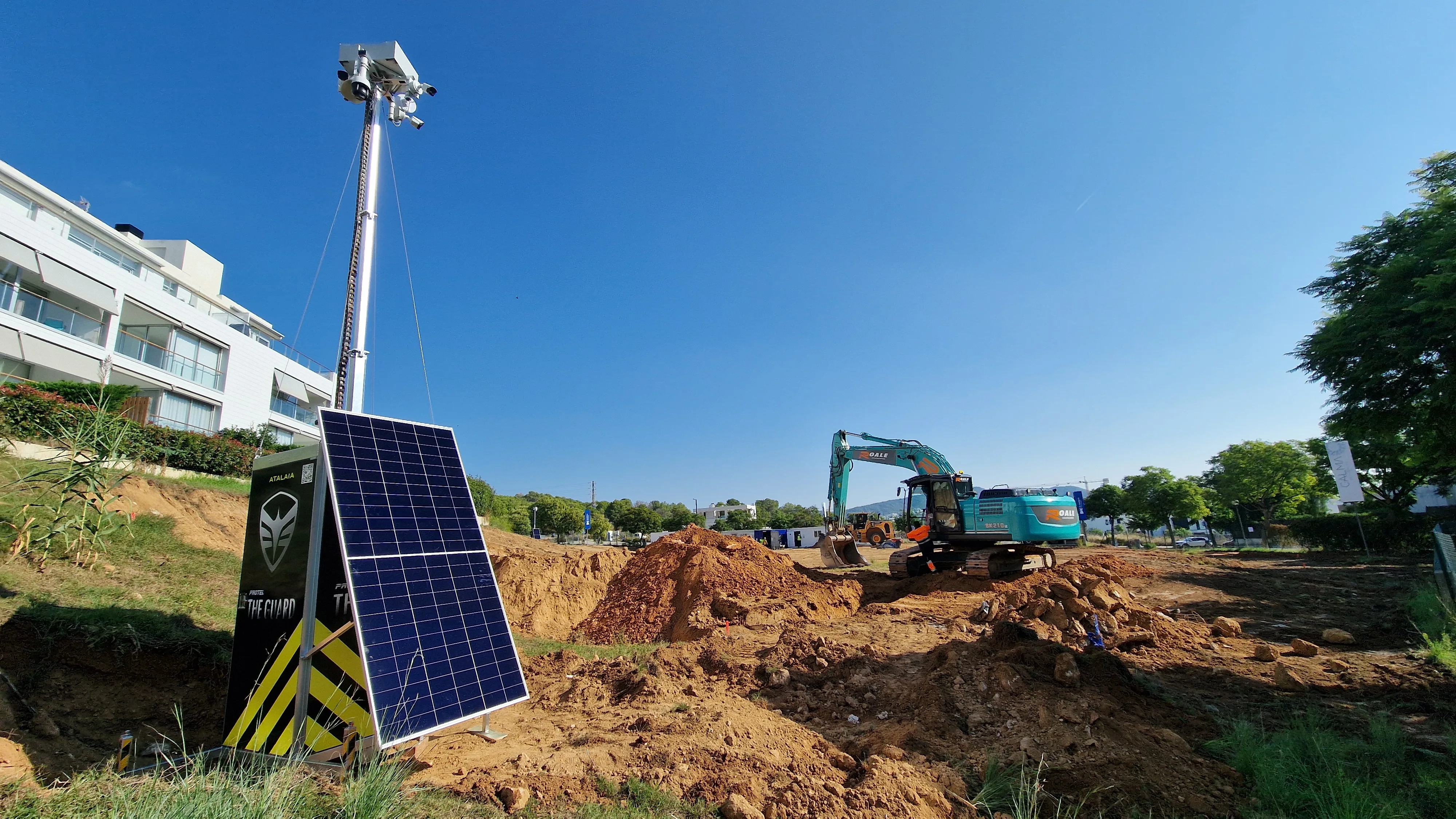 Despliegue de ATALAIA con panel solar en una obra activa